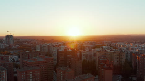 Rückwärtssicht-Von-Gebäuden-Auf-Einer-Riesigen-Wohnsiedlung.-Romantische-Luftaufnahme-Gegen-Farbenprächtigen-Sonnenuntergang.