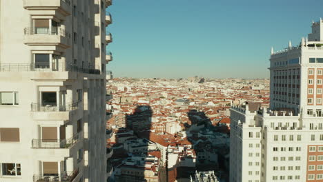 Imágenes-Aéreas-Ascendentes-A-Lo-Largo-De-La-Pared-Con-Ventanas-Y-Balcones.-Torre-De-Madrid-Rascacielos-Histórico-Y-Paisaje-Urbano-De-Fondo.