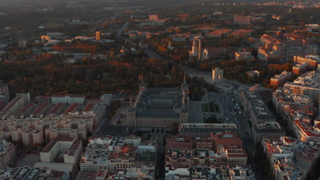 Luftaufnahmen-Des-Großen-Historischen-Gebäudes-Des-Luftministeriums-Und-Des-Triumphbogens-Arco-De-La-Victoria-Im-Abendlicht.