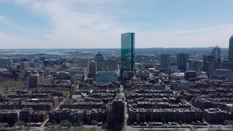 Reihen-Von-Wohnhäusern-Aus-Rotem-Backstein-Entlang-Der-Straßen-Und-Moderne-Hochhäuser-Im-Hintergrund.-Boston,-USA