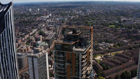 Imágenes-De-Diapositivas-Y-Panorámicas-De-Una-De-Las-Partes-Superiores-Del-Rascacielos-Elefante.-Vista-Aérea-De-La-Plataforma-Por-Encima-De-La-Ciudad.-Londres,-Reino-Unido