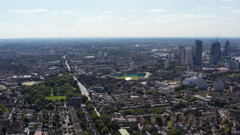 Vorwärts-Fliegen-über-Kennington-Urban-Borough.-Panoramablick-Aus-Der-Luft-Auf-Wohnhäuser,-Das-Ovale-Stadion-Und-Eine-Gruppe-Von-Wolkenkratzern.-London,-Vereinigtes-Königreich