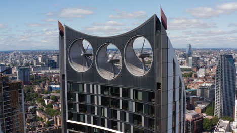 Tire-Hacia-Atrás-De-La-Parte-Superior-Del-Rascacielos-Strata.-Edificio-Alto-De-Apartamentos-De-Diseño-Moderno-Con-Tres-Aerogeneradores-Integrados-En-La-Construcción.-Londres,-Reino-Unido