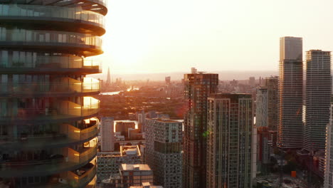 Stürmer-Fliegen-Bei-Sonnenuntergang-Um-Den-Wolkenkratzer-Arena-Tower-Herum.-Aufschlussreichen-Abendpanoramablick-Auf-Die-Stadt.-London,-Vereinigtes-Königreich