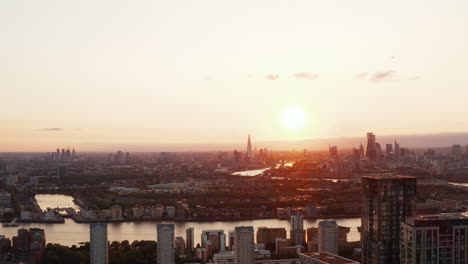 Aufsteigender-Schuss-Der-Großstadt-Bei-Sonnenuntergang.-Skyline-Mit-Wolkenkratzern-In-Mehreren-Finanzzentren-Der-Stadt.-London,-Vereinigtes-Königreich