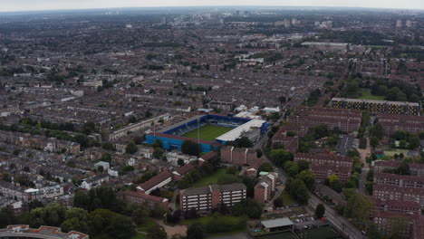 Luftpanoramablick-Auf-Die-Städtische-Nachbarschaft.-Queens-Park-Rangers-Fußballstadion-Zwischen-Familien--Und-Reihenhäusern.-London,-Vereinigtes-Königreich