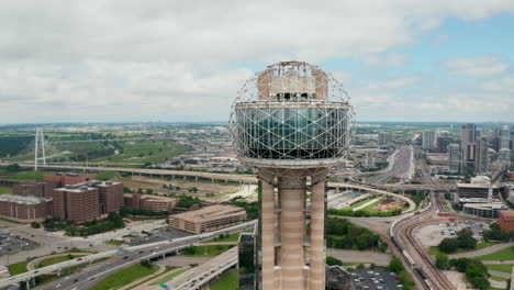 Umkreisen-Des-Wiedervereinigungsturms,-Berühmter-Aussichtspunkt,-Kugel-Auf-Hoher-Säule.-Skyline-Mit-Wolkenkratzern-Im-Hintergrund.-Dallas,-Texas,-Uns