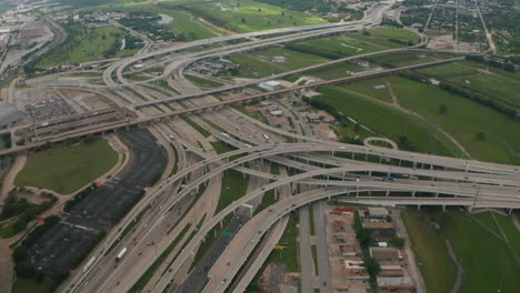Luftaufnahme-Einer-Großen-Und-Komplexen-Mehrspurigen-Autobahnkreuzung.-Autos-Fahren-Reibungslos-In-Fahrspuren-Durch-Mehrstöckige-Transportkonstruktion.-Drohne-Nach-Vorne-Fliegen-Und-Nach-Unten-Kippen.-Dallas,-Texas,-Uns