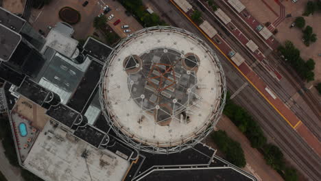 Abstieg-Um-Die-Aussichtsterrasse-Am-Reunion-Tower-In-Der-Nähe-Des-Ebj-Union-Bahnhofs.-Nach-Oben-Kippen-Enthüllen-Ein-Stadtbild-Mit-Wolkenkratzern.-Dallas,-Texas,-Uns