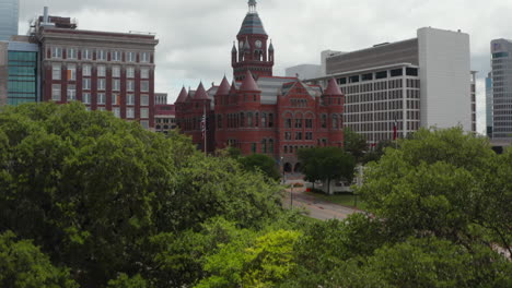 Luftaufnahme-Des-Gebäudes-Im-Historischen-Burgstil-Mit-Turm-Und-Wenigen-Türmchen.-Old-Red-Museum-Of-Dallas-County-Zwischen-Modernen-Mehrstöckigen-Bürogebäuden-In-Der-Innenstadt.-Dallas,-Texas,-Uns