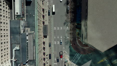 Fahrzeuge,-Die-Auf-Straßen-Fahren-Und-Kreuzungen-Passieren.-Top-Down-Aufnahmen-Von-Straßen-Der-Stadt.-Boston,-USA