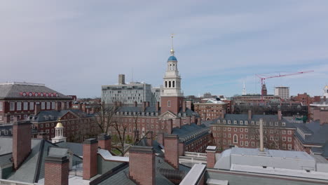 Volar-Sobre-Tejados-Con-Chimeneas.-Edificios-Históricos-De-La-Universidad-De-Harvard.-Dirigiéndose-Hacia-La-Alta-Torre-Blanca.-Boston,-Estados-Unidos