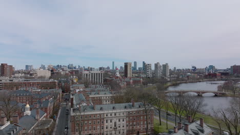 Luftaufnahme-Von-Wohngebäuden-Am-Ufer-Des-Charles-River.-Häuser-Des-Campus-Der-Harvard-University.-Boston,-USA