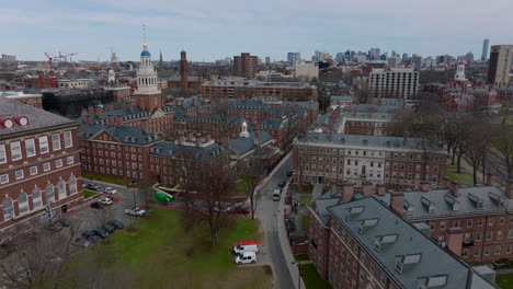 Vorwärts-Fliegen-über-Gebäuden-Mit-Roten-Backsteinfassaden.-Luftaufnahme-Des-Campuskomplexes-Der-Universität-Harvard.-Boston,-USA