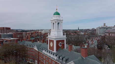 Volar-Sobre-El-Complejo-Del-Campus-De-La-Universidad-De-Harvard.-Vuelo-Apretado-Alrededor-De-La-Torre-Blanca-En-La-Casa-De-Eliot.-Boston,-Estados-Unidos