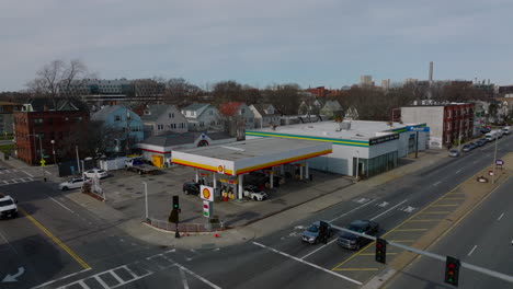 Luftaufnahme-Der-Modernen-Tankstelle-In-Der-Stadt.-Autofahrerdienste-An-Der-Kreuzung-In-Einem-Städtischen-Wohnbezirk.-Boston,-USA