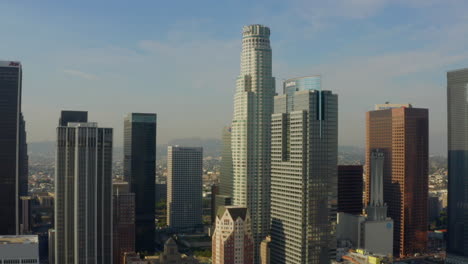 Us-Bank-Wolkenkratzer-In-Der-Innenstadt-Von-Los-Angeles,-Kalifornien-Am-Schönen-Blauen-Himmel-Tag-Mit-Sonnenlicht,-Luftaufnahme-In-Richtung-Wolkenkratzer