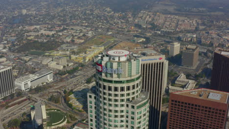 Antena:-Primer-Plano-De-La-Torre-Del-Banco-Estadounidense,-Rascacielos-En-Los-ángeles,-California,-Luz-Del-Día