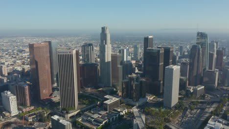 Weite-Einspielung-über-Dem-Stadtbild-Der-Stadt-Los-Angeles-In-Den-Vereinigten-Staaten-über-Den-Dächern-Der-Skyline,-Malerische-Luftrutsche-Links