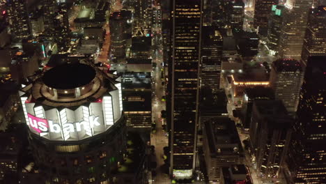 Unglaubliche-Weitwinkelluftaufnahme-Von-Los-Angeles,-Kalifornien-Wolkenkratzer-Bei-Nacht-In-Wunderschöner-Stadtskyline-Mit-Turmdächern,-Drohne-Dolly-Rechts,-Circa-2019