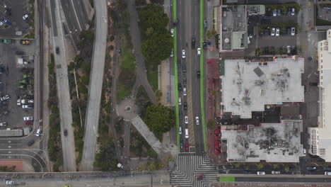 Belebte-Santa-Monica-Boulevard-Stadtkreuzung-In-Los-Angeles,-Kalifornien-Mit-Autoverkehr,-Luftvogelperspektive-Von-Oben-Nach-Unten-Drohnenaufnahme