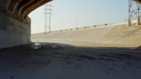 Antenne:-Unter-La-River-Bridge,-Los-Angeles,-Kalifornien,-Tageslicht
