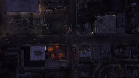 Luftaufnahme:-Vogelperspektive-Von-Culver-City,-Los-Angeles,-Kalifornien-Verkehr,-Kreuzung-In-Der-Abenddämmerung-Mit-Vorbeifahrendem-Autoverkehr-Und-Parkplatz