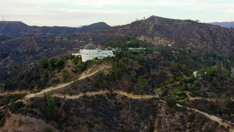 Antenne:-Griffith-Observatory-Mit-Hollywood-Hills-Bei-Tageslicht,-Los-Angeles,-Kalifornien,-Bewölkt