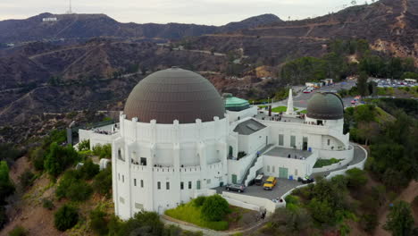 Antenne:-Nahaufnahme-Des-Griffith-Observatory-Mit-Hollywood-Hills-Bei-Tageslicht,-Los-Angeles,-Kalifornien,-Bewölkt