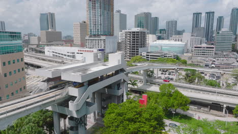 Automatic-passenger-transport-rail-vehicle-approaching-and-stopping-at-station-in-modern-city-borough.-Metromover-public-transportation.-Miami,-USA
