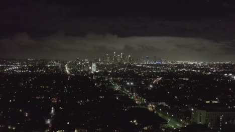 Antena:-Sobre-El-Oscuro-Hollywood-Los-Angeles-Por-La-Noche-Con-Nubes-Sobre-El-Centro-Y-Las-Luces-De-La-Ciudad