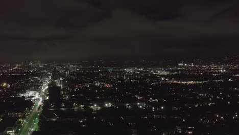 Antenne:-über-Dunklem-Hollywood-Los-Angeles-Bei-Nacht-Blick-Auf-Den-Wilshire-Blvd-Mit-Wolken-über-Der-Innenstadt-Und-Den-Lichtern-Der-Stadt