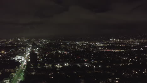 Antena:-Sobre-La-Oscuridad-De-Hollywood-Los-Angeles-En-Vista-Nocturna-En-Wilshire-Blvd-Con-Nubes-Sobre-El-Centro-Y-Las-Luces-De-La-Ciudad