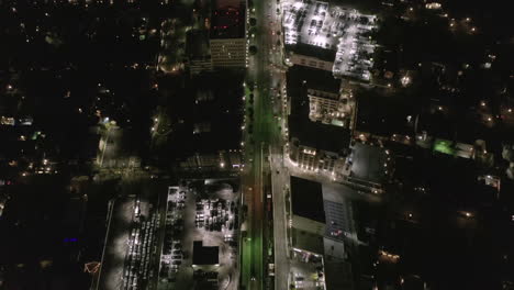 Antena:-Busque-En-La-Calle-Wilshire-Boulevard-En-Hollywood-Los-Angeles-Por-La-Noche-Con-Vista-Al-Centro-Y-Calles-Brillantes-Y-Semáforos-De-Automóviles-De-La-Ciudad