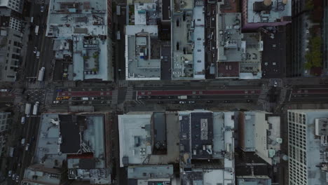 Luftvogelperspektive-Von-Oben-Nach-Unten-Auf-Straßen-Und-Straßenkreuzungen-Zwischen-Stadtgebäuden.-Manhattan,-New-York-City,-Vereinigte-Staaten