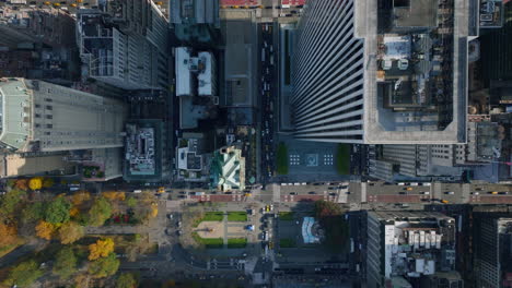 Luftvogelperspektive-Von-Oben-Nach-Unten-Schwenkansicht-Von-Hochhäusern-In-Der-Stadt.-Fliegen-Sie-über-Das-Gm-Gebäude-Und-über-Die-Alleen.-Manhattan,-New-York-City,-Vereinigte-Staaten