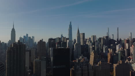 Stürmer-Fliegen-über-Hochhäusern-In-Midtown.-Wolkenkratzer-Im-Stadtzentrum.-Manhattan,-New-York-City,-Vereinigte-Staaten