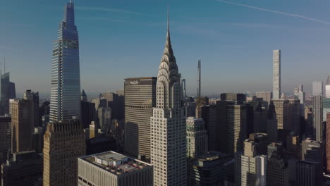 Fliegen-Sie-über-Die-Schöne-Spitze-Des-Chrysler-Building.-Luftaufnahme-Der-Umliegenden-Bürohochhäuser.-Manhattan,-New-York-City,-Vereinigte-Staaten