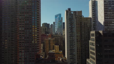 Vorwärtsfliegen-Zwischen-Wohnhochhäusern.-Verschiedene-Fassaden-In-Der-Stadt.-Manhattan,-New-York-City,-Vereinigte-Staaten
