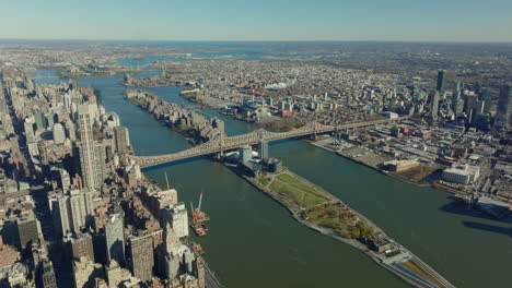 Panoramablick-Auf-Die-Queensboro-Bridge,-Die-Die-Stadtbezirke-über-Den-East-River-Verbindet.-Manhattan,-New-York-City,-Vereinigte-Staaten