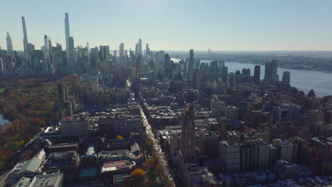 Luftpanoramablick-Auf-Den-Stadtbezirk-Und-Die-Wolkenkratzer-In-Midtown-Im-Hintergrund.-Manhattan,-New-York-City,-Vereinigte-Staaten