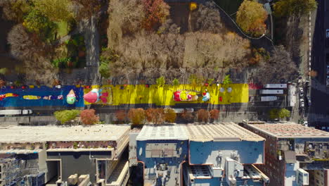 Vogelperspektive-Aus-Der-Vogelperspektive-Von-Oben-Nach-Unten-Auf-Das-Aufblasen-Großer-Ballons-Für-Die-Thanksgiving-Parade-Auf-Der-Straße-Entlang-Des-Parks.-Manhattan,-New-York-City,-Vereinigte-Staaten