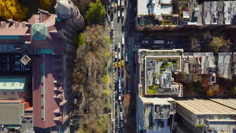 Vista-Aérea-De-Pájaros-Vista-De-Arriba-Hacia-Abajo-Del-Atasco-De-Tráfico-En-Las-Calles-De-La-Ciudad.-Carretera-Obstruida-Alrededor-Del-Museo-Americano-De-Historia-Natural.-Manhattan,-Ciudad-De-Nueva-York,-Estados-Unidos