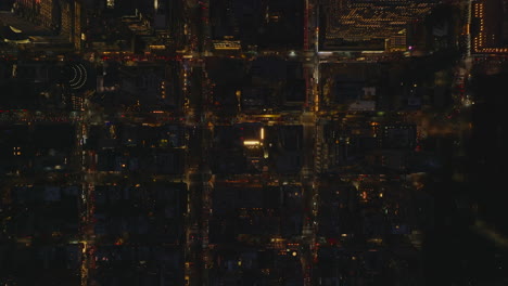 Luftvogelperspektive-Von-Oben-Nach-Unten-Schwenkansicht-Der-Abendlichen-Stadt.-Stadt,-Die-In-Regelmäßige-Gebäudeblöcke-Unterteilt-Ist.-Manhattan,-New-York-City,-Vereinigte-Staaten