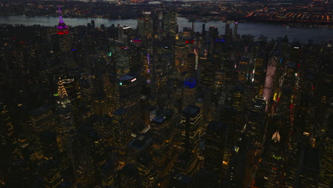 Luftbild-Von-Wolkenkratzern-In-Midtown-Nach-Sonnenuntergang.-Panoramablick-Auf-Beleuchtete-Hochhäuser-In-Der-Abenddämmerung.-Manhattan,-New-York-City,-Vereinigte-Staaten