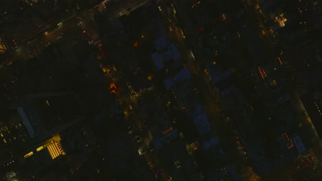 Antenne-Vogelperspektive-Overhead-Von-Oben-Nach-Unten-Stadtbezirk-Bei-Nacht.-Fliegen-Sie-über-Wohnhochhäuser,-Die-Zu-Einem-Regelmäßigen-Straßenraster-Angeordnet-Sind.-Manhattan,-New-York-City,-Vereinigte-Staaten