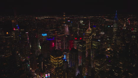 Vista-Panorámica-Aérea-De-La-Ciudad-Nocturna-Con-Rascacielos-Iluminados.-Luces-De-Colores-De-La-Ciudad-De-Noche.-Manhattan,-Ciudad-De-Nueva-York,-Estados-Unidos