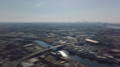 Panoramaaufnahmen-Aus-Der-Luft-Von-Industrievororten-Der-Stadt.-Autos-Fahren-Auf-Brücke-über-Wasserkanal.-New-York-City,-Vereinigte-Staaten