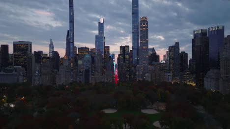 Rising-footage-of-downtown-skyscrapers-against-twilight-sky.-Central-park-and-surrounding-high-rise-buildings-at-dusk.-Manhattan,-New-York-City,-USA