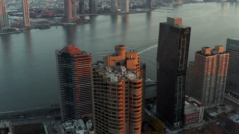 Vuela-Alrededor-De-Un-Grupo-De-Casas-De-Apartamentos-De-Gran-Altura-En-El-Paseo-Marítimo-De-East-River.-Vista-Aérea-De-La-Ciudad-Al-Atardecer.-Manhattan,-Ciudad-De-Nueva-York,-Estados-Unidos